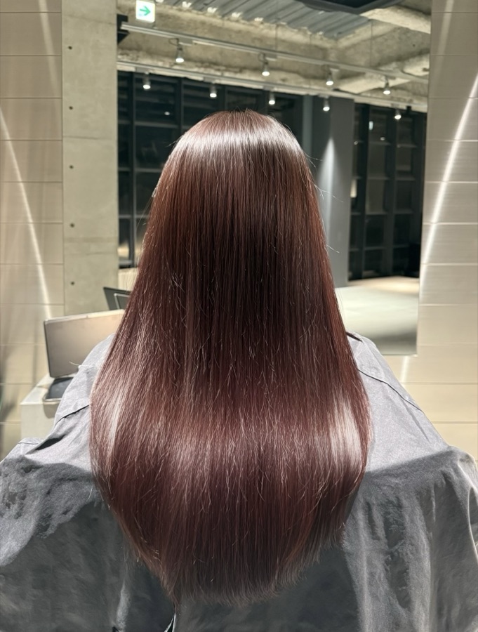 絹のようなストレートヘアの仕上がり